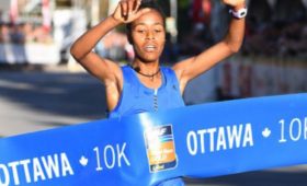 Netsanet Gudeta crosses the finish line at the 2017 Ottawa 10K